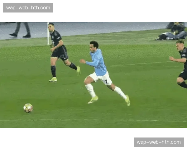 关键时刻:拜仁中卫于帕梅卡诺关键上抢断球,瞬间化险为夷并策动进球 关键时刻:拜仁中卫于帕梅卡诺关键上抢断球,瞬间化险为夷并策动进球